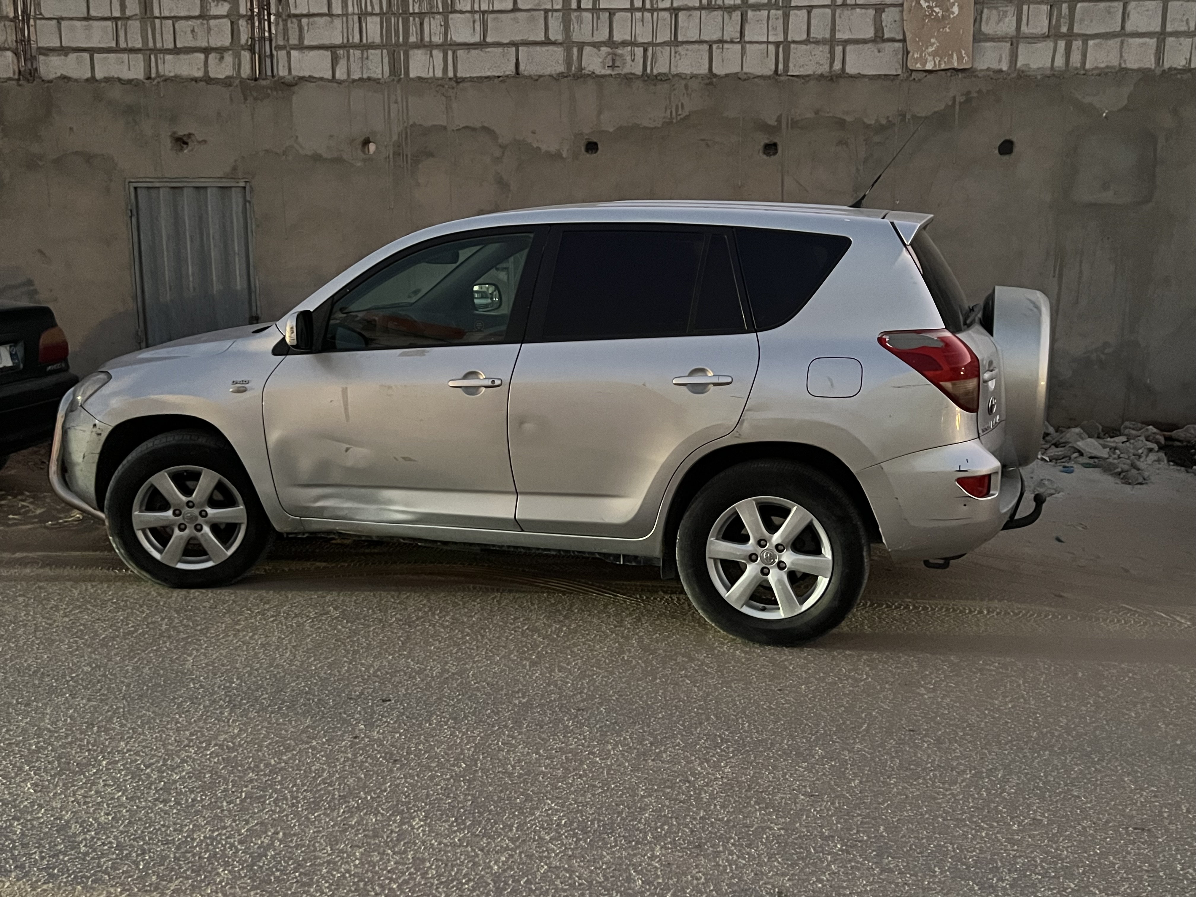 Voiture en bonne état, couleur gris origine, moteur arivage, suspension tout neuf
