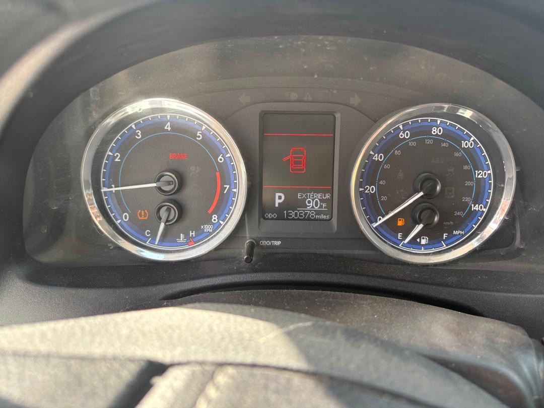 � للبيع: تويوتا كورولا – نظيفة وجاهزة 🚗  🔹 النوع: تويوتا كورولا 🔹 اللون: أبيض (ديمج شوتونها) 🔹 الحالة: ممتازة ونظيفة جداً 🔹 الممشى: 130,000 كم 🔹 الأوراق: رسمية وجاهزة  ⚙️ المواصفات: ✔️ محرك قوي