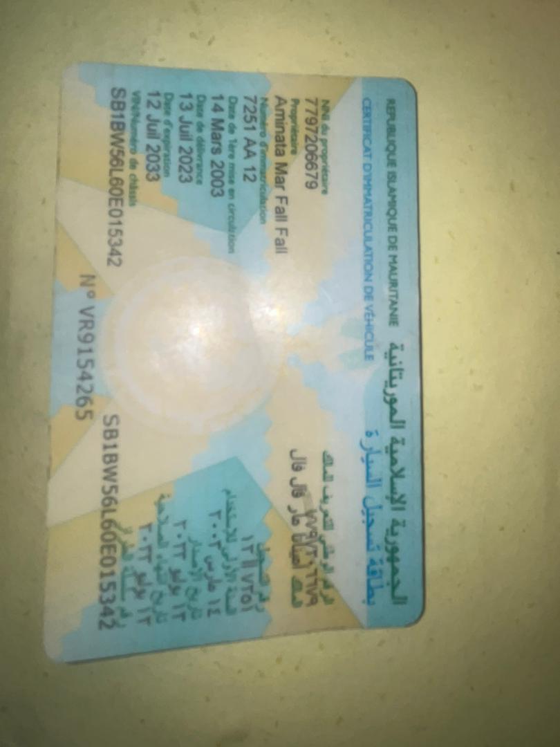 سيارة من نوع افنسيس 2005