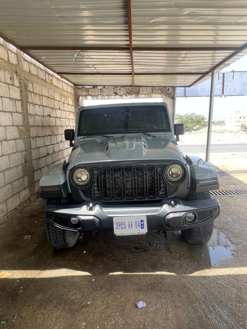 موجود في مطار القديم