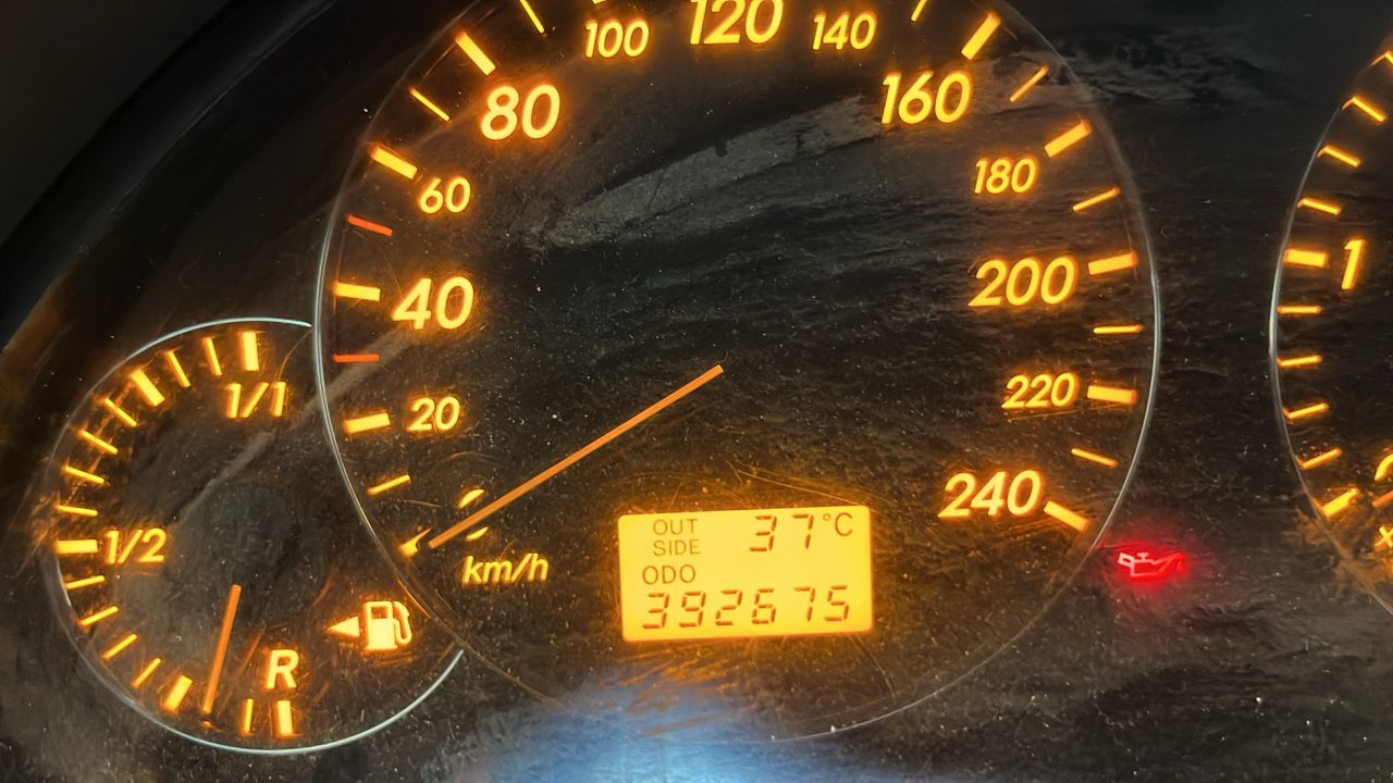 سيارة من نوع افنسيس 2005