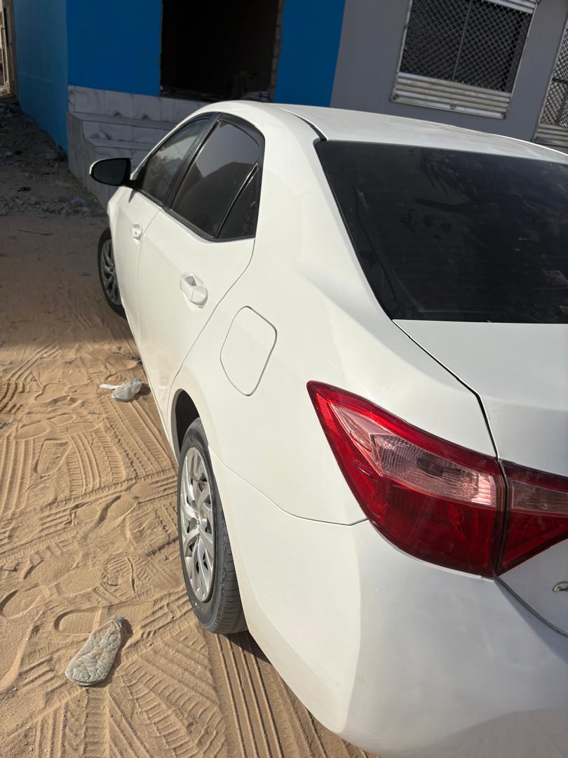 � للبيع: تويوتا كورولا – نظيفة وجاهزة 🚗  🔹 النوع: تويوتا كورولا 🔹 اللون: أبيض (ديمج شوتونها) 🔹 الحالة: ممتازة ونظيفة جداً 🔹 الممشى: 130,000 كم 🔹 الأوراق: رسمية وجاهزة  ⚙️ المواصفات: ✔️ محرك قوي