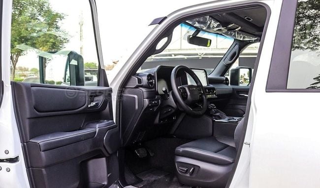 Toyota Prado, modèle 2025. Toyota Land Cruiser Prado - Polyvalent, moteur essence turbo 2,4 L, transmission intégrale automatique à 8 rapports.