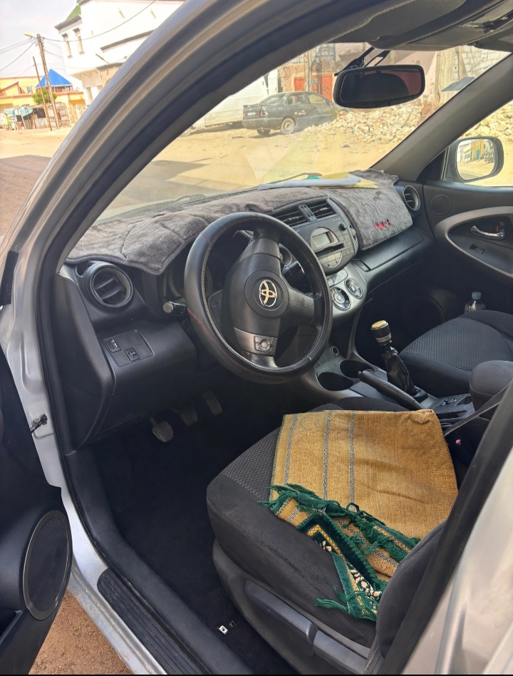 سيارة للبيع من نوع Rav4 2008