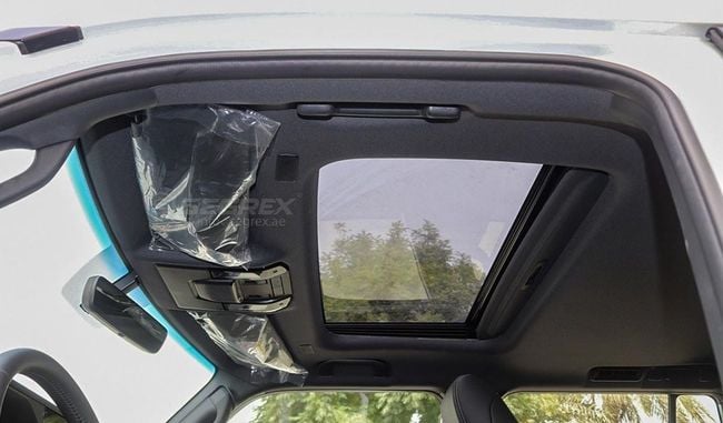 Toyota Prado, modèle 2025. Toyota Land Cruiser Prado - Polyvalent, moteur essence turbo 2,4 L, transmission intégrale automatique à 8 rapports.