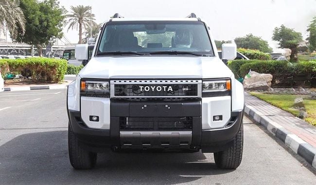 Toyota Prado, modèle 2025. Toyota Land Cruiser Prado - Polyvalent, moteur essence turbo 2,4 L, transmission intégrale automatique à 8 rapports.