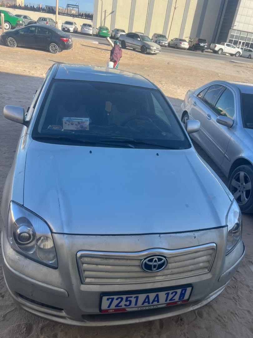 سيارة من نوع افنسيس 2005