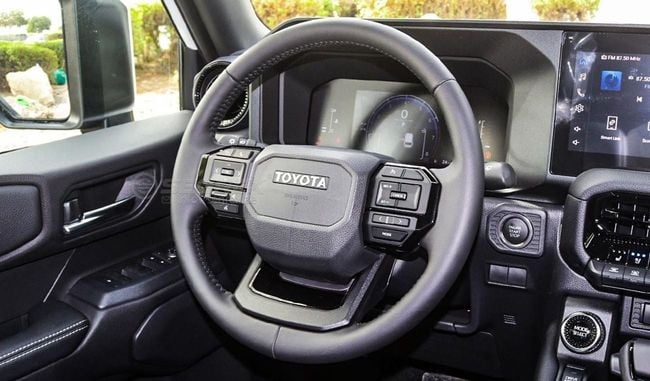 Toyota Prado, modèle 2025. Toyota Land Cruiser Prado - Polyvalent, moteur essence turbo 2,4 L, transmission intégrale automatique à 8 rapports.