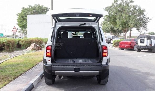 Toyota Prado, modèle 2025. Toyota Land Cruiser Prado - Polyvalent, moteur essence turbo 2,4 L, transmission intégrale automatique à 8 rapports.