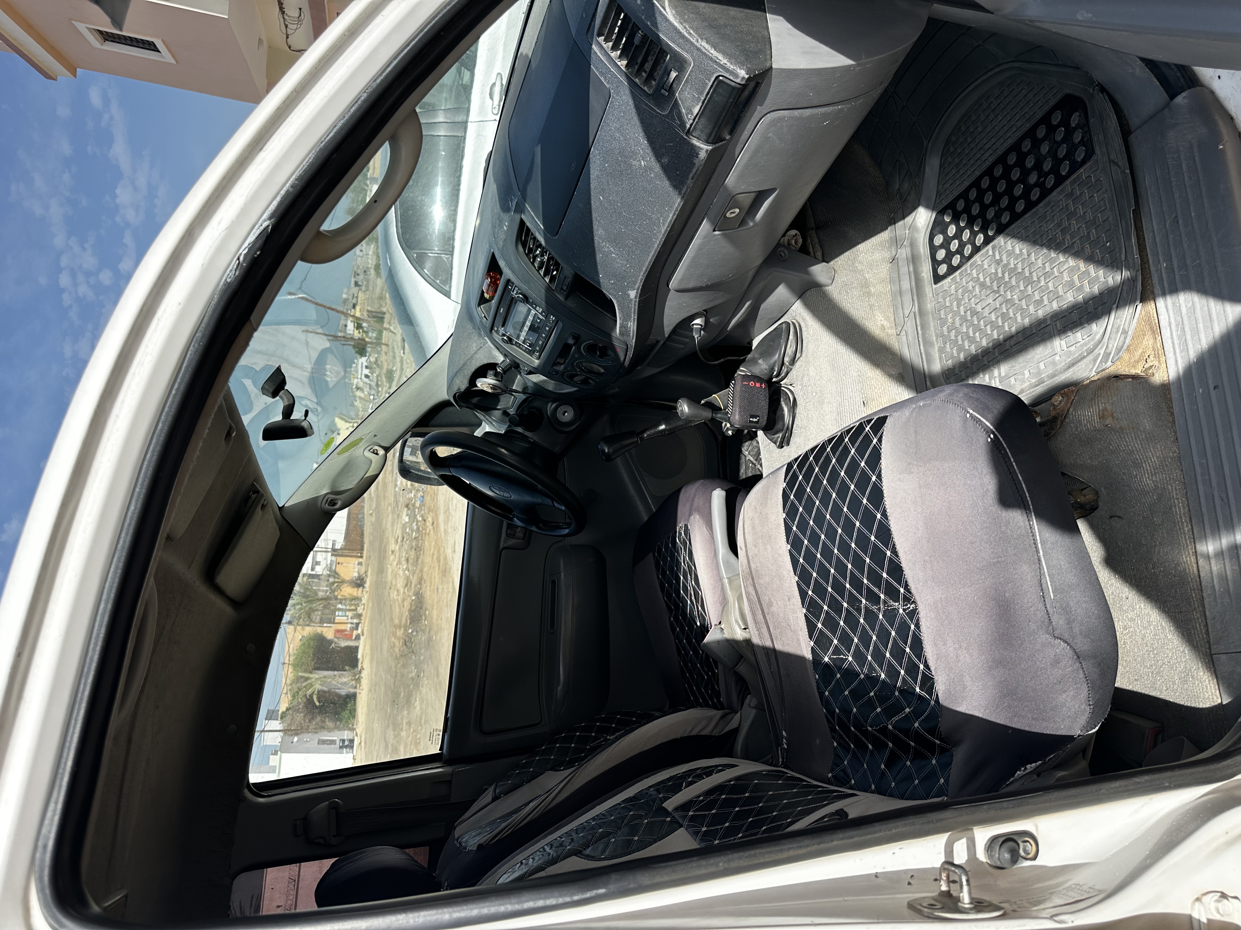 🚗 À vendre : Toyota Hilux — un 4x4 robuste et fiable !