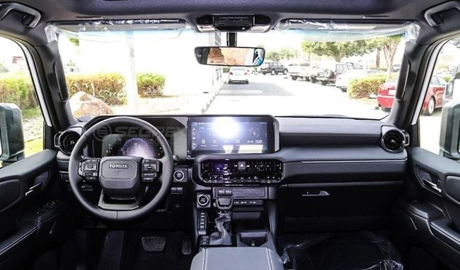 Toyota Prado, modèle 2025. Toyota Land Cruiser Prado - Polyvalent, moteur essence turbo 2,4 L, transmission intégrale automatique à 8 rapports.